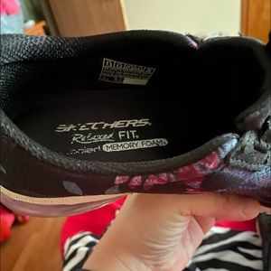 Sketchers women’s size 7 1/2. Only worn twice.